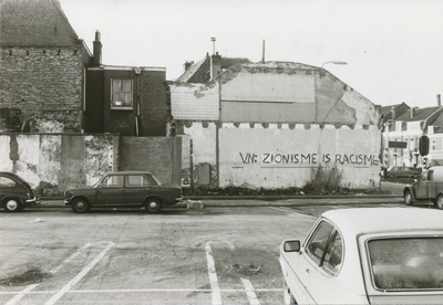 860092 Gezicht op een parkeerterrein op een braakliggend terrein waar de huizen gesloopt zijn bij de Nieuwekade in Wijk ...